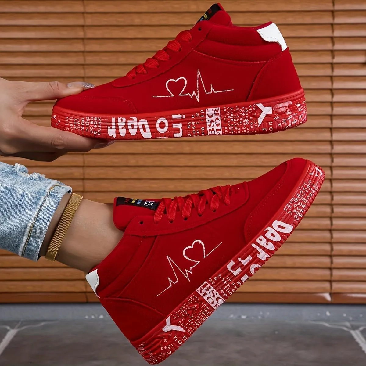 Women's Fashion Solid Color Casual Skateboard Sports Shoes with Heart-Shaped Print, Soft & Thick Low Top Sole for Daily Outdoors Wear